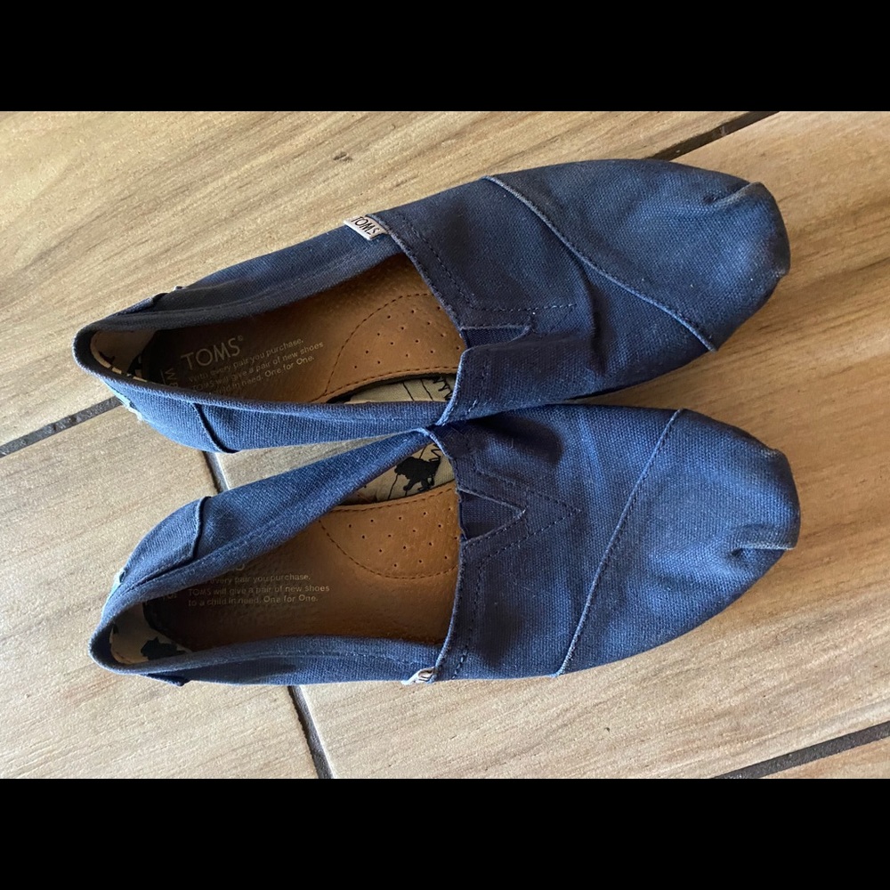 Women’s blue TOMS